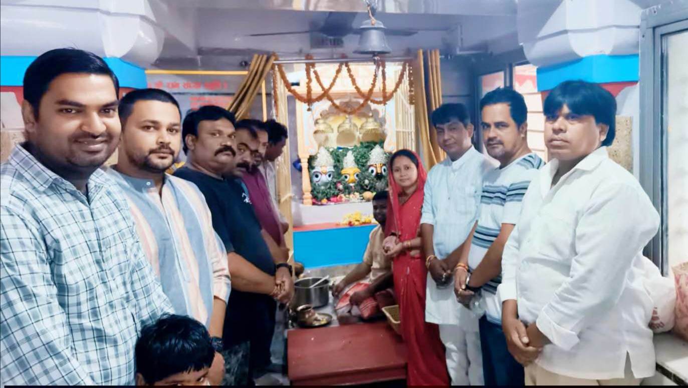 महासमुंद में रथयात्रा महोत्सव पर विधायक राजू सिन्हा ने सपत्नी की भगवान जगन्नाथ की पूजा, क्षेत्र व प्रदेशवासियों की सुख-समृद्धि की विधायक ने की कामना 1 IMG 20260716 192030