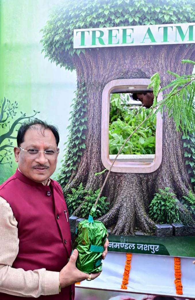 मुख्यमंत्री विष्णुदेव साय ने ट्री एटीएम को हरी झंडी दिखाकर किया रवाना आज लगाया गया हर पौधा आने वाली पीढ़ियों के सुरक्षित भविष्य का आधार बनेगा : मुख्यमंत्री 1 IMG 20260717 152522