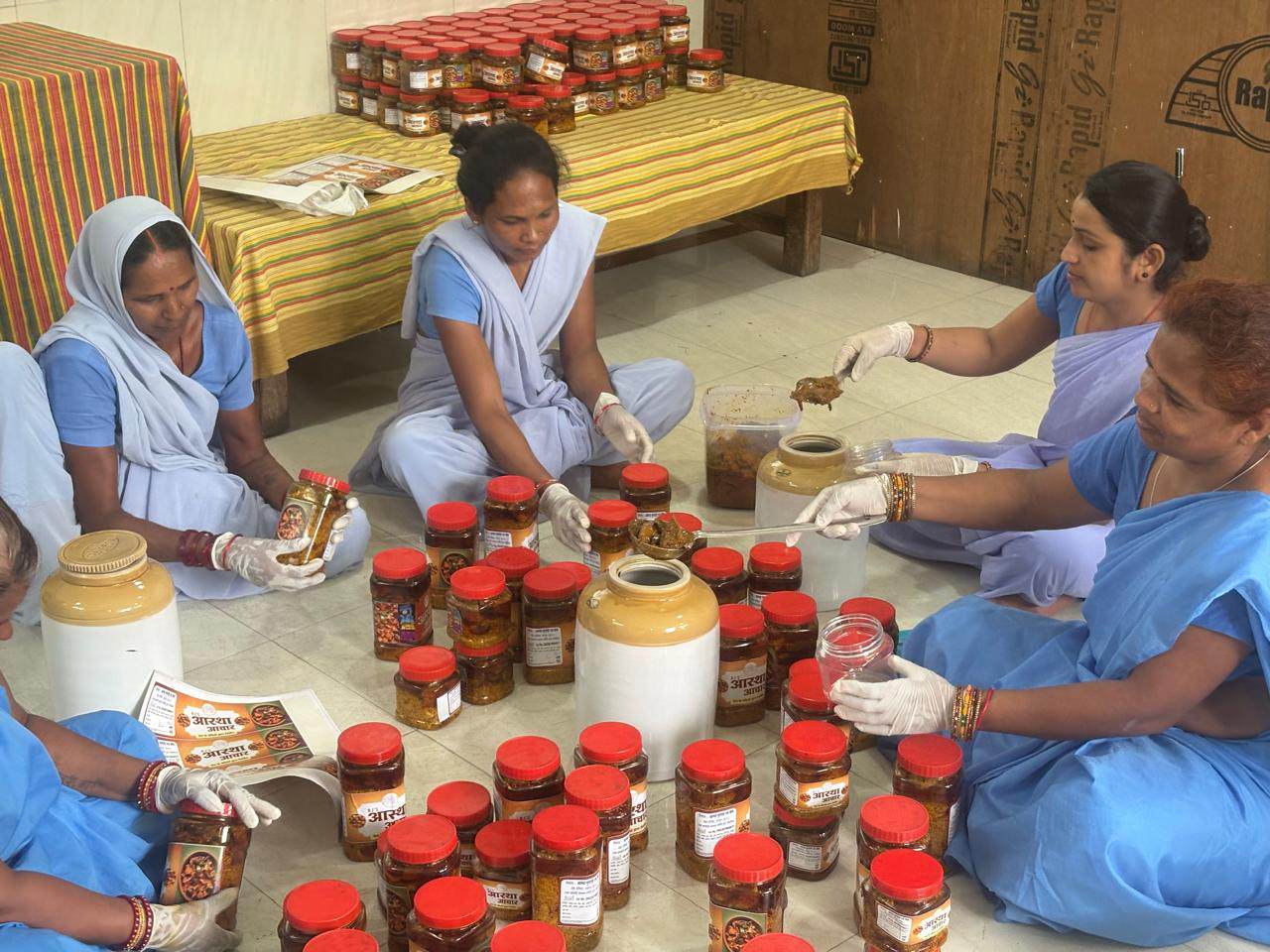 आत्मनिर्भर बन रहीं महिला बंदी, रायपुर सेंट्रल जेल में तैयार हो रहा स्वादिष्ट अचार 3 IMG 20260717 191237