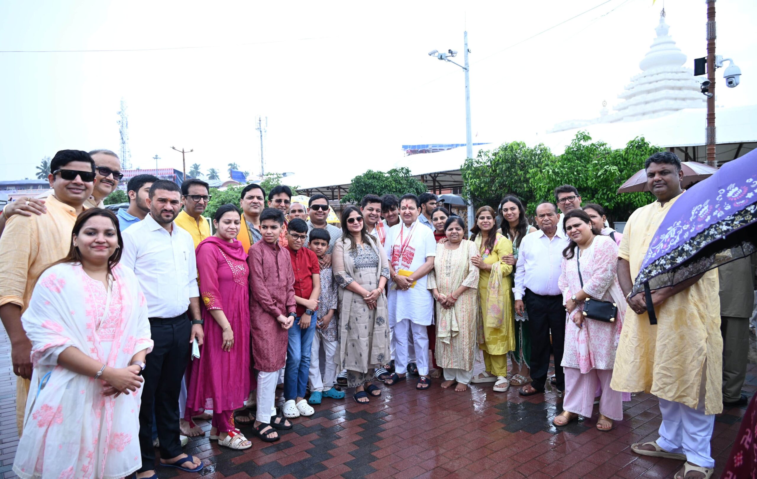 पुरी रथयात्रा में सपरिवार शामिल हुए विधायक डॉ. संपत अग्रवाल, छत्तीसगढ़ की खुशहाली के लिए मांगा आशीर्वाद, बसना क्षेत्र के श्रद्धालुओं संग पहुंचे नीलाचल धाम, कहा- भक्ति में अहंकार का कोई स्थान नहीं 1 IMG 20260718 124024 scaled
