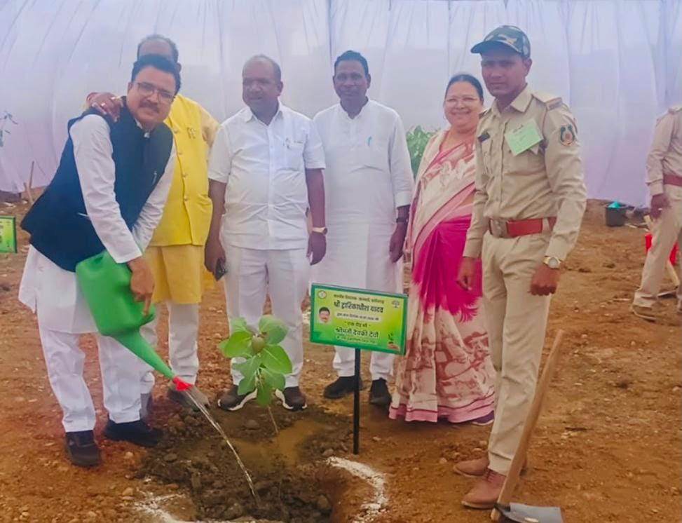 एक पेड़ माँ के नाम अभियान के तहत खल्लारी विधायक द्वारिकाधीश यादव ने विधानसभा परिसर में किया पौधरोपण 1 IMG 20260718 133306