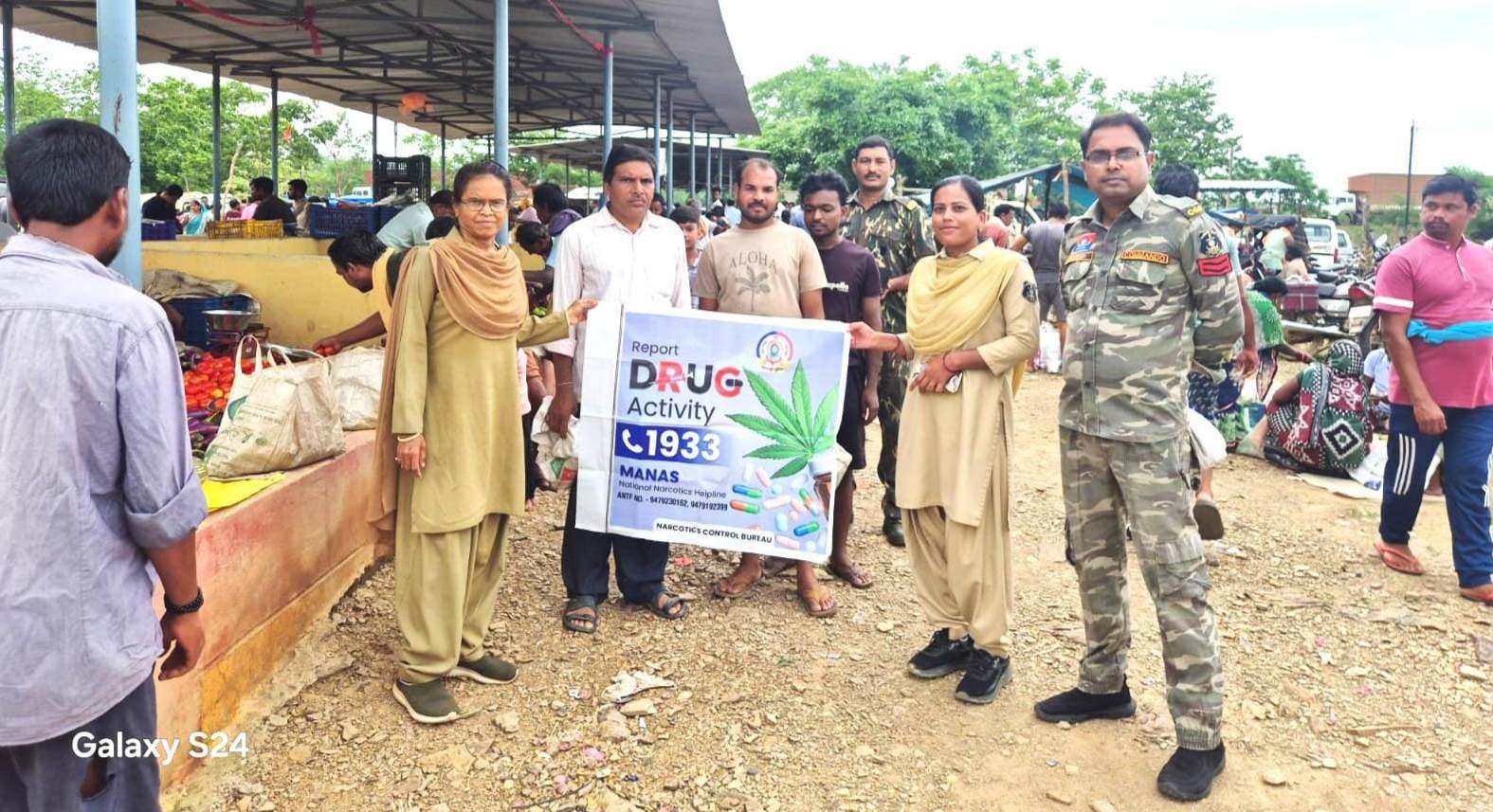 महासमुंद पुलिस की अनूठी पहल: 'नवा बिहान' अभियान से 500 से अधिक लोग हुए जागरूक, 'डिजिटल अरेस्ट' और साइबर ठगी से बचने के दिए टिप्स 1 IMG 20260718 170212