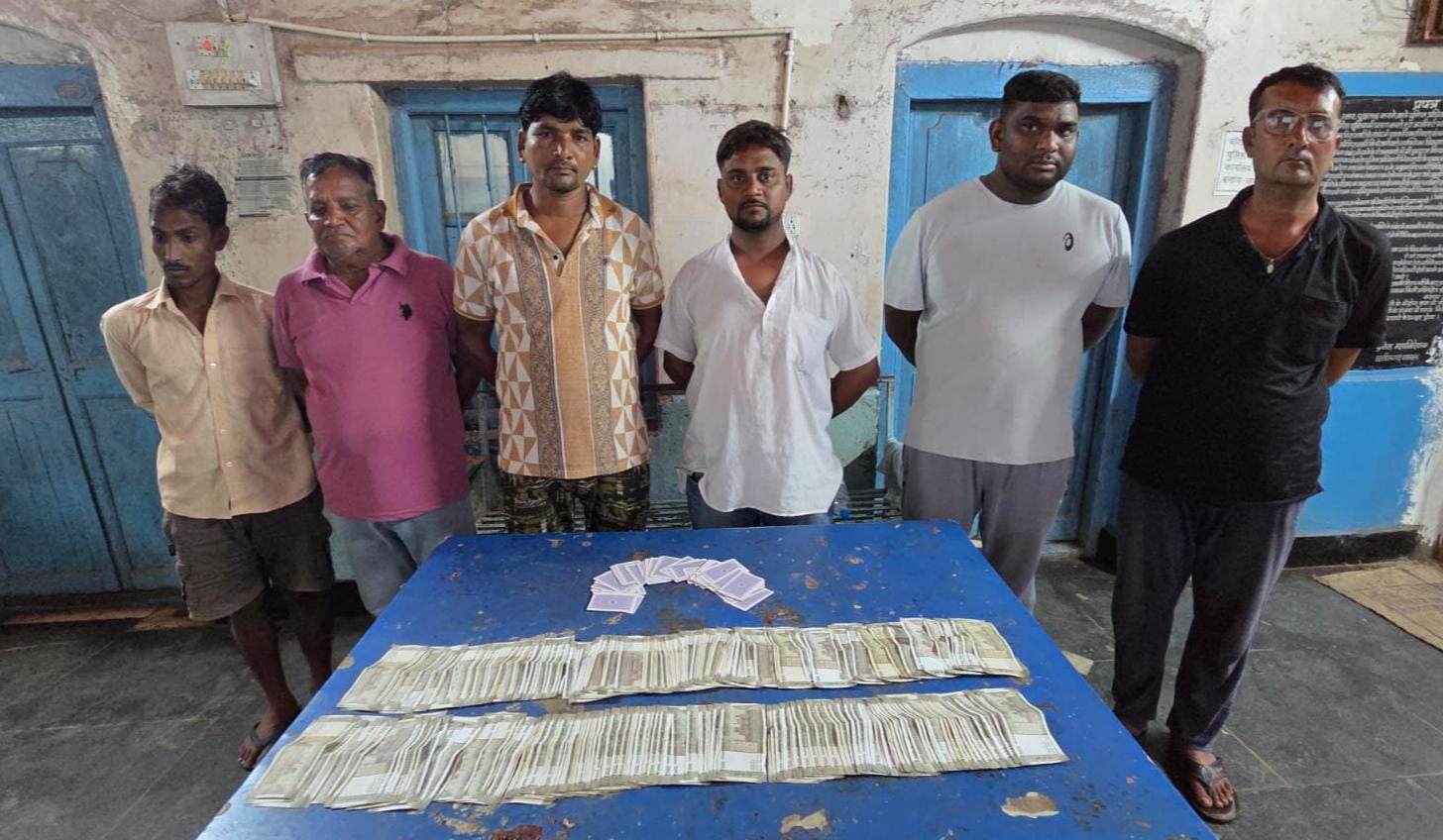 आरंग के बोरिद पुल के पास चल रहा जुआ, पुलिस ने दबिश देकर 6 जुआरियों को किया गिरफ्तार, 1.92 लाख नगद बरामद 6 IMG 20260718 215156