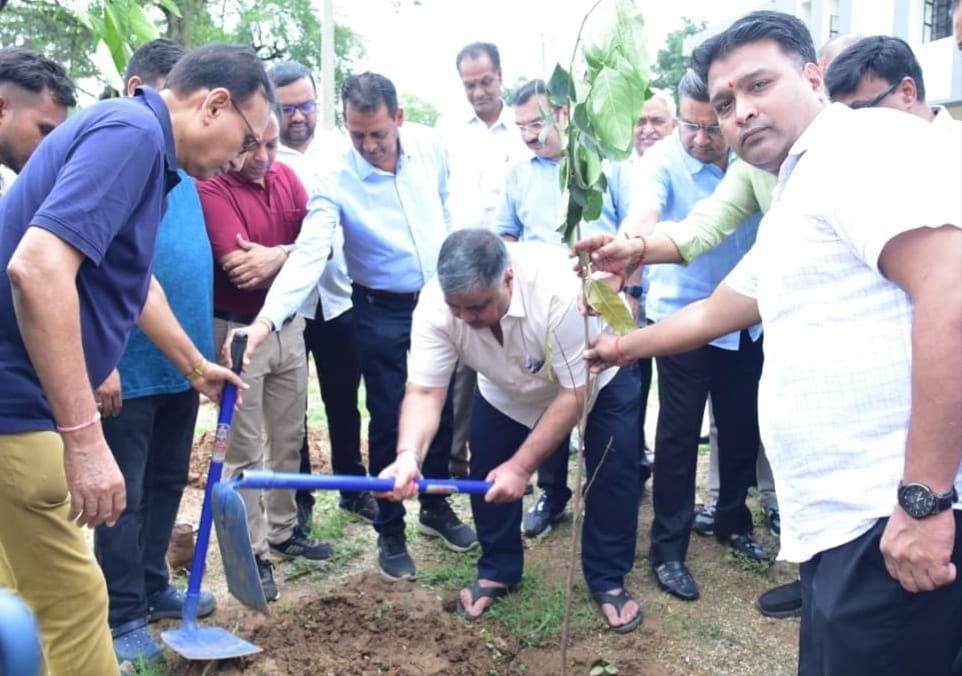 वृक्षारोपण केवल अभियान नहीं, आने वाली पीढ़ियों के सुरक्षित भविष्य का संकल्प है, जी. आर. ए. स्कूल जूनाडीह, लखनपुर में पौधारोपण कार्यक्रम में पर्यटन एवं संस्कृति मंत्री ने किया पौधारोपण 2 IMG 20260720 183153