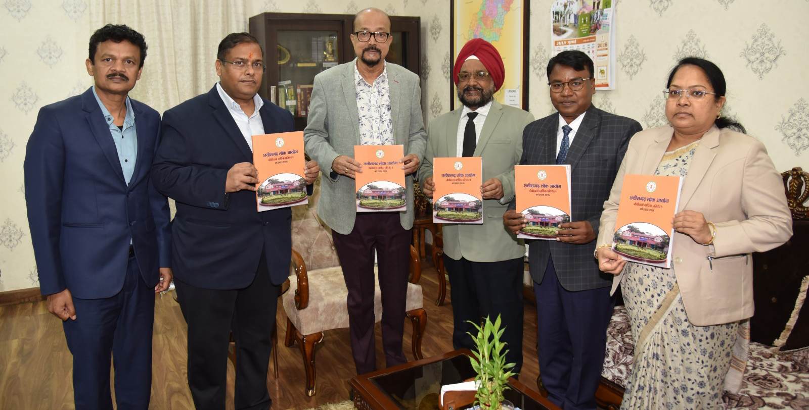राज्यपाल श्री डेका को प्रमुख लोकायुक्त श्री उबोवेजा ने आयोग का वार्षिक प्रतिवेदन सौंपा 2 IMG 20260721 172522