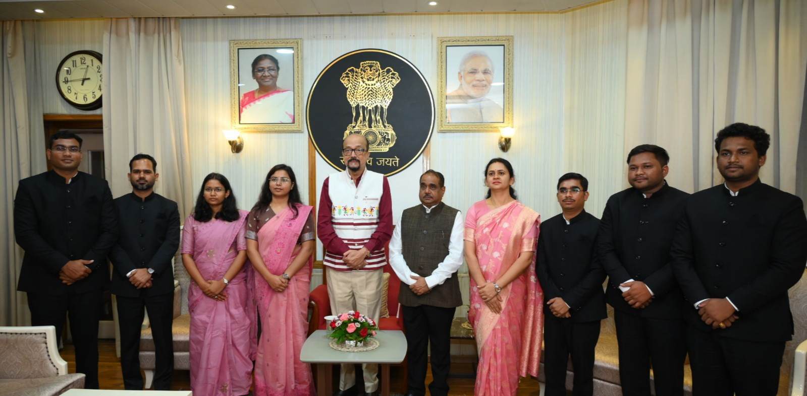 राज्यपाल से प्रशिक्षु डिप्टी कलेक्टरों ने की सौजन्य मुलाकात, सेवा भाव, संवेदनशीलता और तार्किक निर्णय से निभाएं दायित्व -श्री डेका 1 IMG 20260722 150242