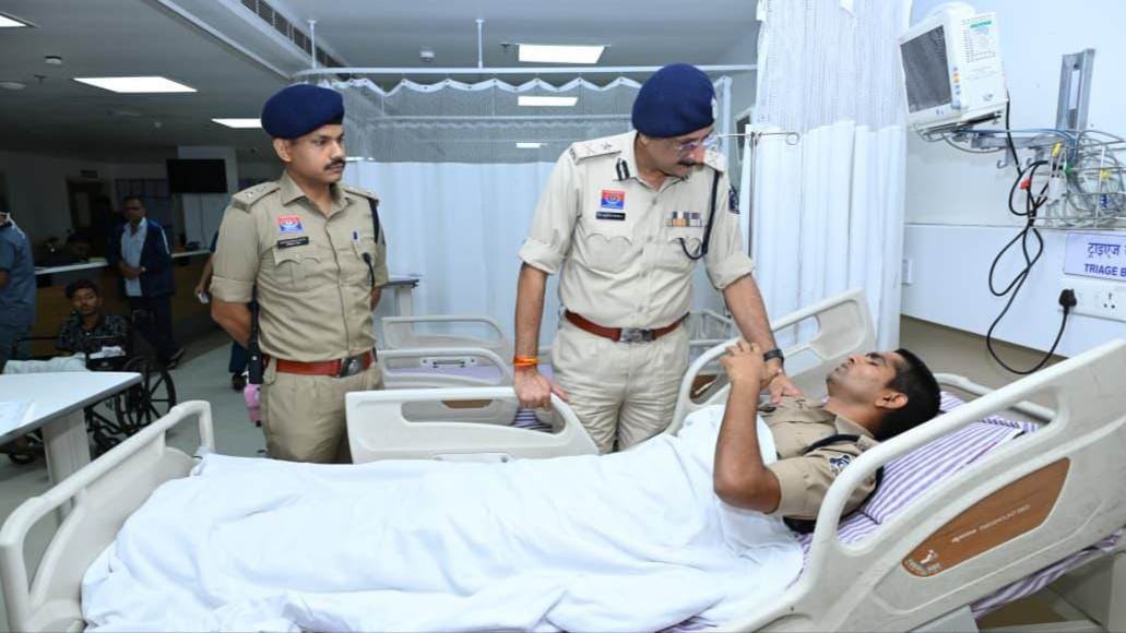 पुलिस कमिश्नर संजीव शुक्ला अस्पताल पहुंच भर्ती पुलिस जवानों से मुलाकात कर उनका हालचाल जाना, घायल जवानों के स्वास्थ्य एवं उपचार की विस्तृत जानकारी ली तथा सभी घायलों के समुचित उपचार का निर्देश 1 IMG 20260723 174938