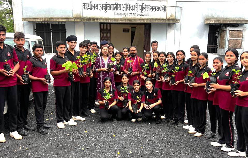 सरदार पटेल की, 150वीं जयंती के अवसर पर महासमुंद पुलिस प्रशासन द्वारा अनुविभागीय अधिकारी कार्यालय एवं थाना परिसर सरायपाली में 'एकता वृक्षारोपण' कार्यक्रम का आयोजन , SDOP ललिता मेहर छात्र-छात्राओं के साथ रोपें पौधे 1 IMG 20260723 192913