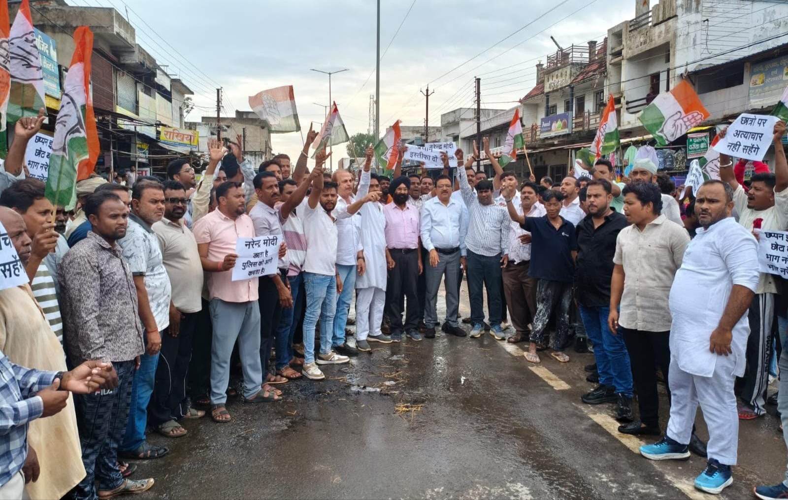 बागबाहरा में कांग्रेस का प्रदर्शन, केंद्र सरकार का किया पुतला दहन , पेपर लीक से युवाओं का भविष्य बर्बाद, आवाज उठाने वालों पर लाठी और हिरासत लोकतंत्र पर हमला- द्वारिकाधीश यादव 1 IMG 20260723 193629