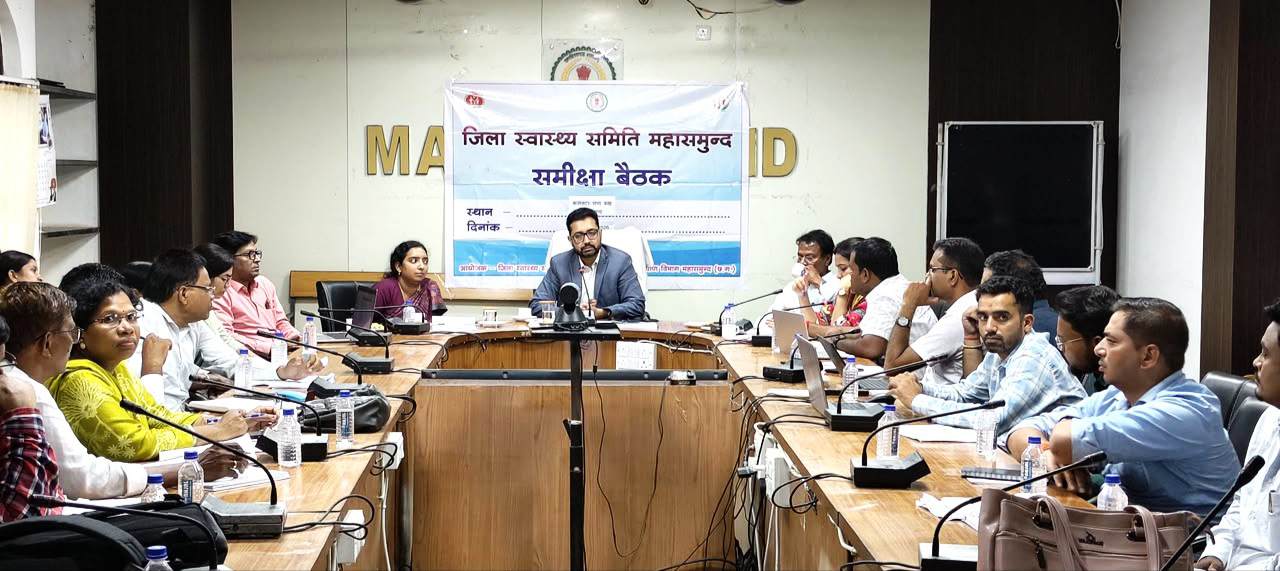 राष्ट्रीय स्वास्थ्य मिशन अंतर्गत संचालित विभिन्न स्वास्थ्य योजनाओं की, विस्तृत समीक्षा करते हुए कलेक्टर ने स्वास्थ्य सेवाओं को और अधिक सुविधाजनक और प्रभावी बनाने के निर्देश 4 IMG 20260723 204956