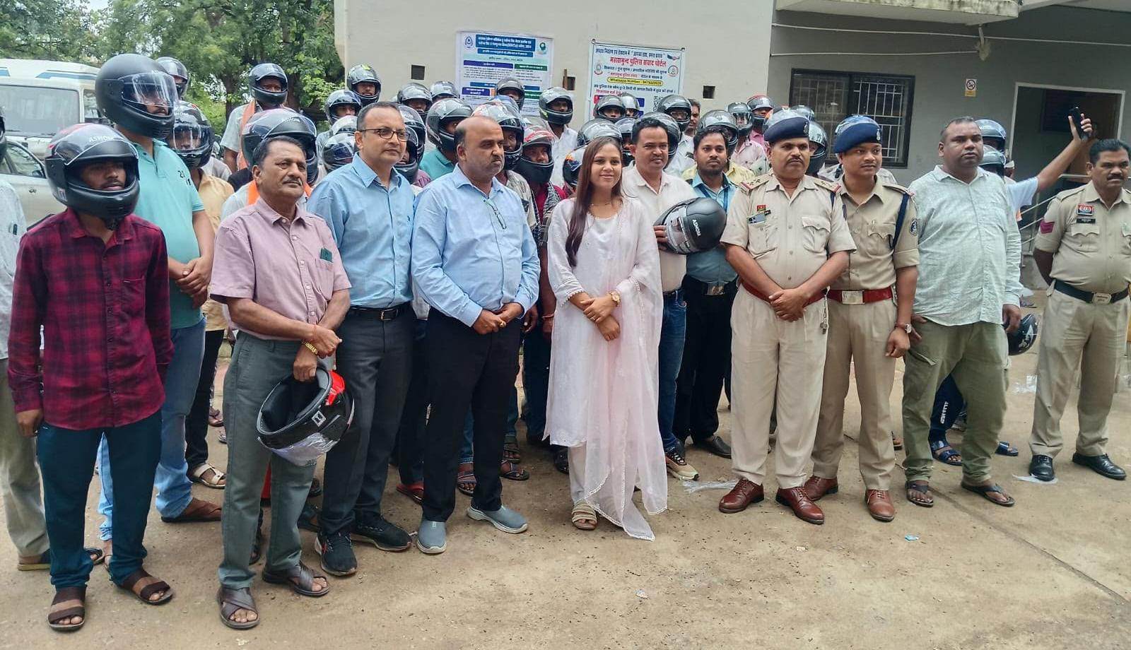 महासमुंद पुलिस और व्यापारी महासंघ की अनूठी पहल, 100 लोगों को बांटे गए मुफ्त हेलमेट 2 IMG 20260723 214925