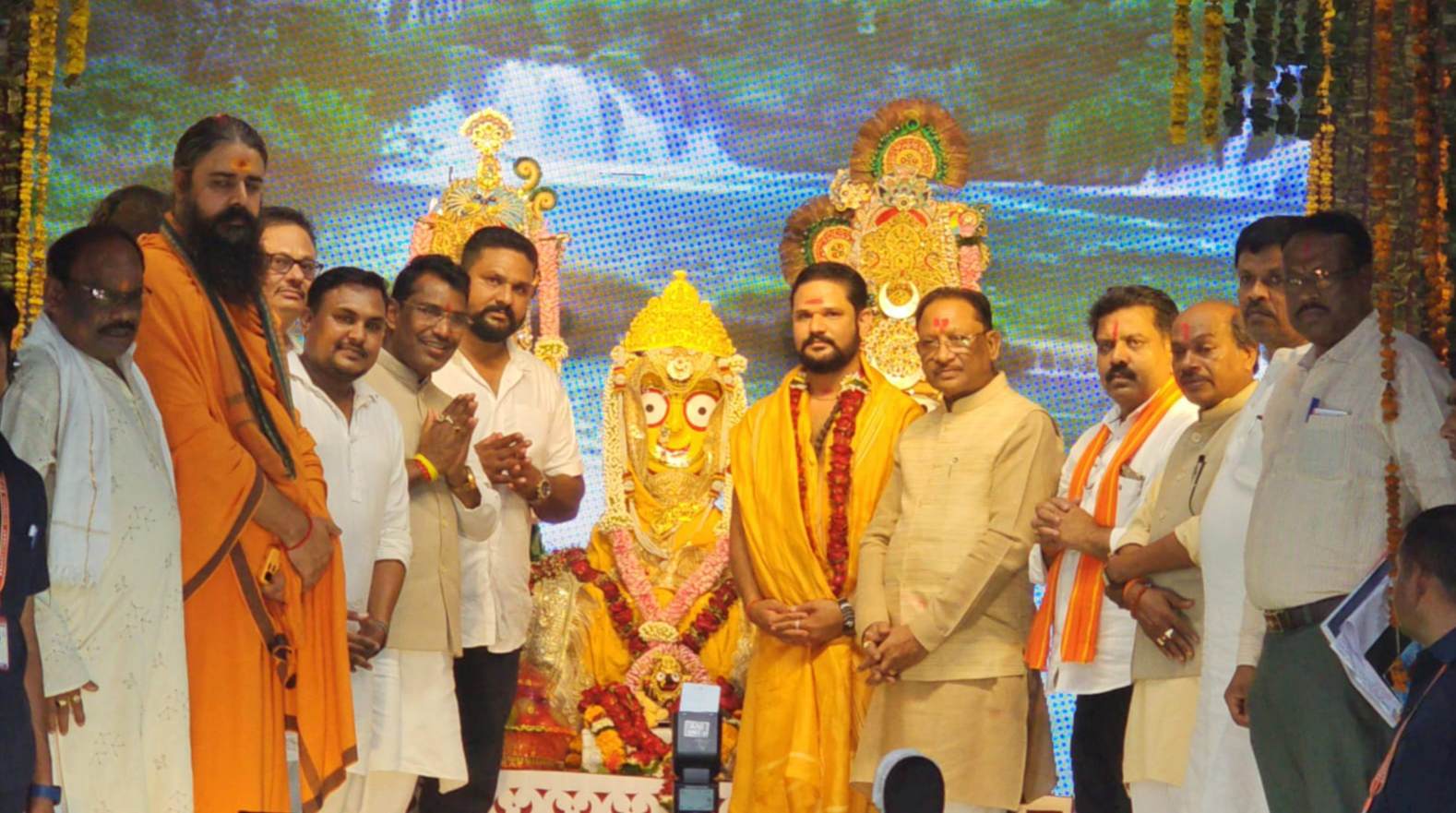 गरियाबंद जिले के अमलीपदर में सीएम विष्णुदेव साय रथयात्रा महोत्सव में हुए शामिल, भगवान श्री जगन्नाथ, बलभद्र और माता सुभद्रा की विधिवत पूजा-अर्चना कर प्रदेशवासियों के सुख-समृद्धि-शांति और खुशहाली की मुख्यमंत्री ने की कामना 6 IMG 20260723 223945