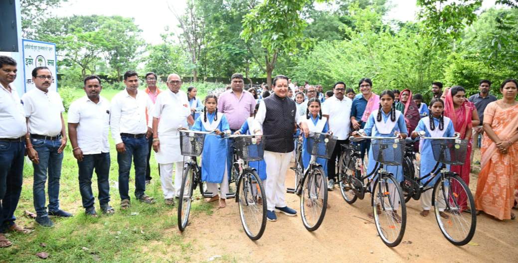 बसना कुड़ेकेल में सरस्वती साइकिल वितरण समारोह का हुआ आयोजन, विधायक डॉ संपत अग्रवाल ने 36 छात्राओं को किया साइकिलों का वितरण, बोले- शिक्षा ही समाज की वास्तविक नींव, बेटियों की राह होगी आसान 4 IMG 20260724 191523