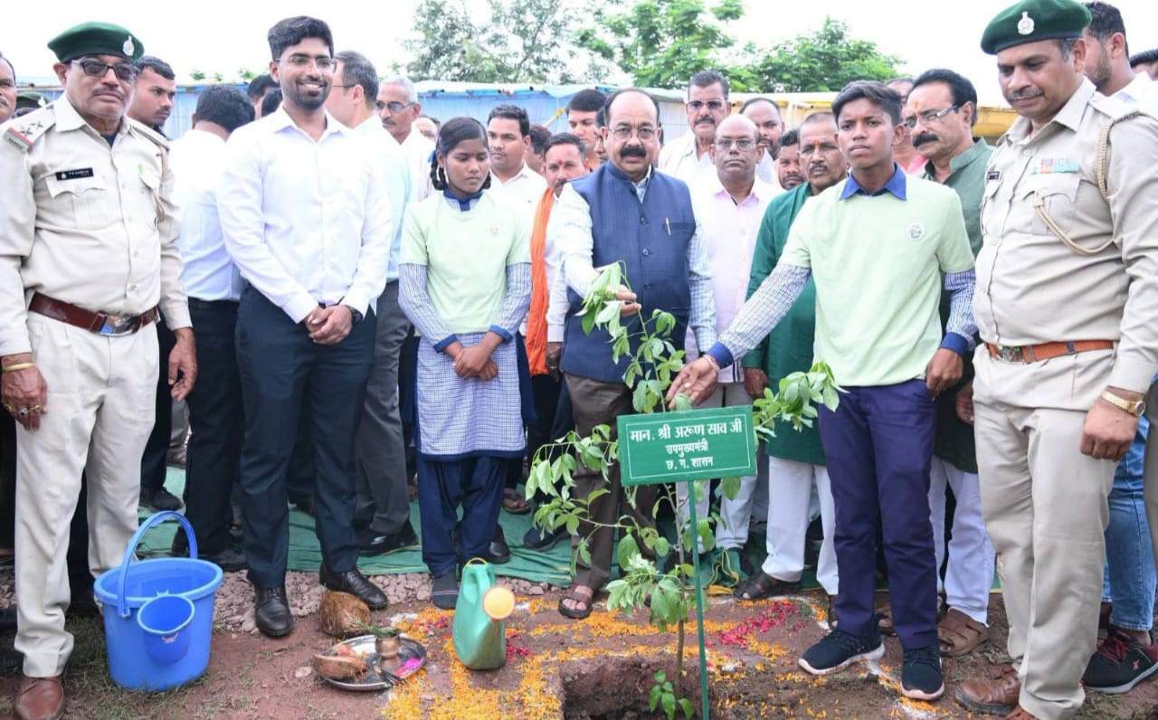 लोरमी विकासखण्ड के ग्राम बैगाकापा में उप मुख्यमंत्री अरुण साव ने 'एक पेड़ मां के नाम’ अभियान 3.0 का शुभारंभ,जनजागरूकता फैलाने ‘वृक्ष मित्र वाहन’ को हरी झंडी दिखाकर रवाना किया 5 IMG 20260724 225452