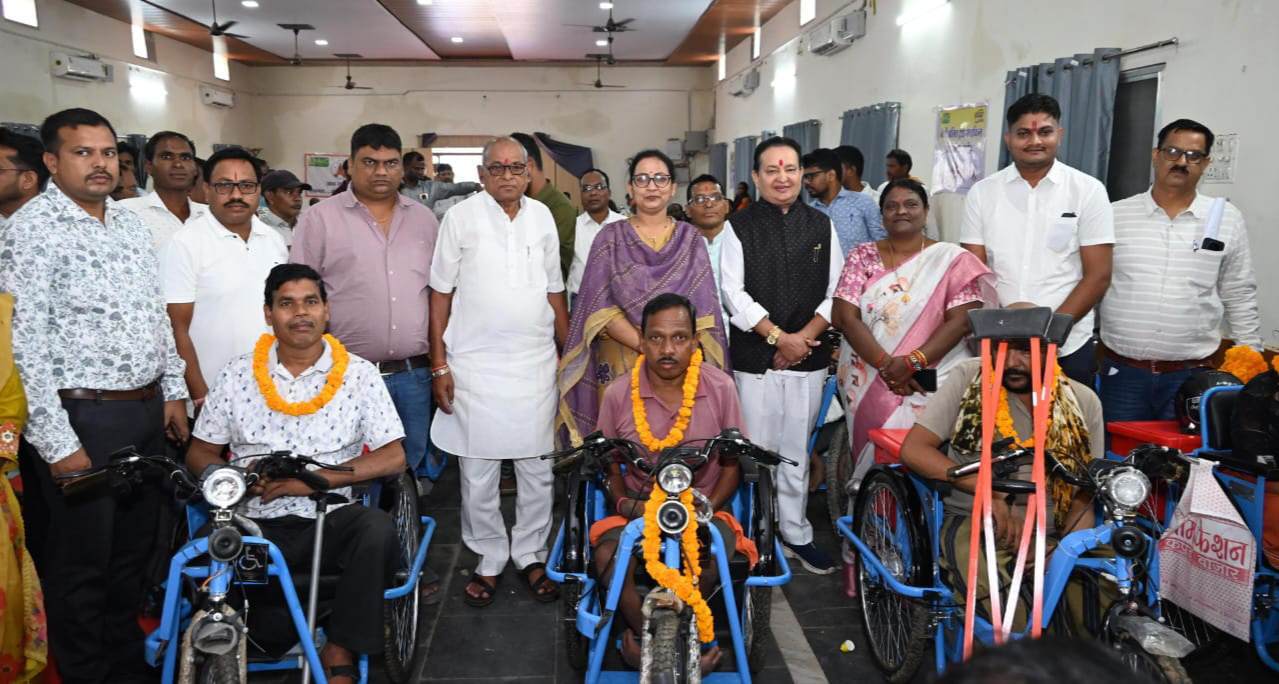 बसना स्थित ऐतिहासिक मंगल भवन में दिव्यांगजनों के लिए एक नई उम्मीद और आत्मनिर्भरता की, नई भोर लेकर आया विधायक डॉ. संपत अग्रवाल, अभियान के तहत कुल 50 चिन्हित हितग्राहियों उनकी आवश्यकता के अनुसार 85 अलग-अलग प्रकार के आधुनिक सहायक साधन प्रदान किए 3 IMG 20260724 232918