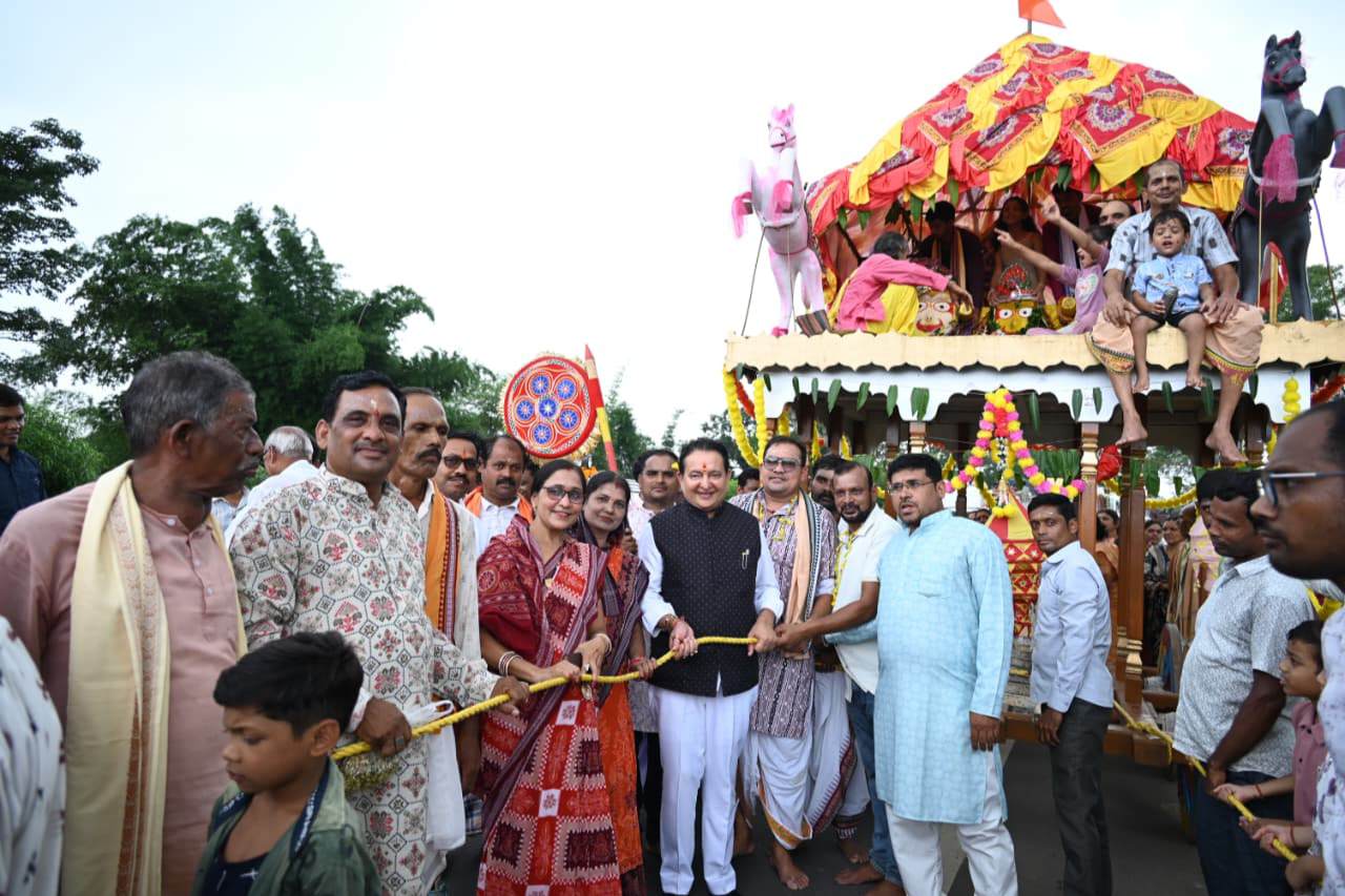 बसना में बहुड़ा रथ यात्रा में उमड़ा जनसैलाब, विधायक डॉ. संपत अग्रवाल ने की भगवान जगन्नाथ की अगवानी 2 IMG 20260724 235010