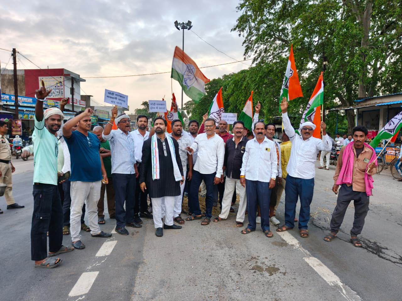 पेपर लीक, छात्रों पर लाठीचार्ज एवं राहुल गांधी की हिरासत के विरोध में भीमखोज में प्रधानमंत्री व शिक्षा मंत्री का पुतला दहन 2 IMG 20260725 000139