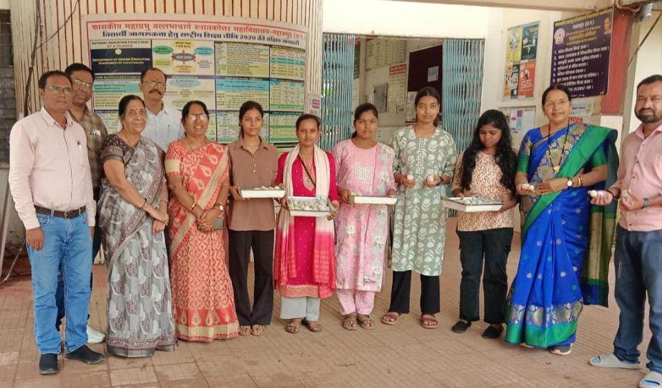 महासमुंद के शासकीय महाप्रभु वल्लभाचार्य स्नातकोत्तर महाविद्यालय में सीड बॉल वितरण कार्यक्रम, हरित आवरण और जैव विविधता संवर्धन की एक अनूठी पहल 4 IMG 20260725 204114