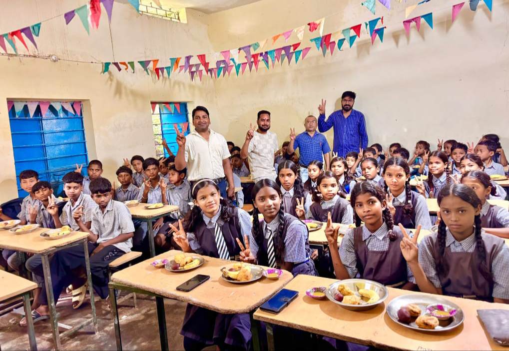 सूरजपुर जिले ने बैगलेस डे पर उल्लेखनीय पहल ,विद्यालयों को शिक्षा के साथ पोषण, पर्यावरण संरक्षण और सामुदायिक सहभागिता का केंद्र बनाने की दिशा में, जिले के लगभग 500 प्राथमिक एवं माध्यमिक विद्यालयों में एक साथ पोषण वाटिका निर्माण 1 IMG 20260726 185343