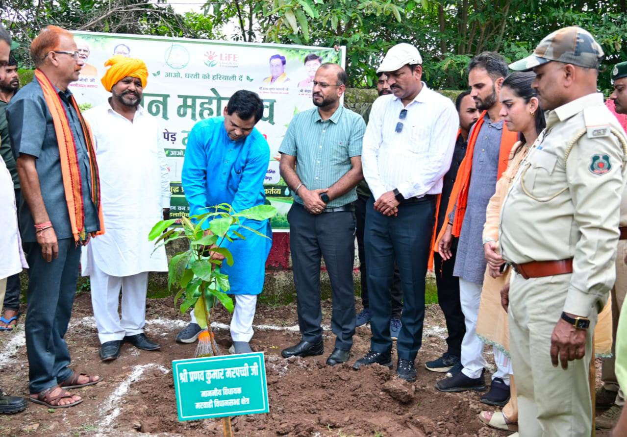 मुख्यमंत्री विष्णुदेव साय के नेतृत्व में ‘‘एक पेड़ मां के नाम 3.0’’ अभियान को मिल रहा जन-जन का साथ,मरवाही विधायक प्रणव कुमार मरपच्ची ने जिले के प्रत्येक क्षेत्र तक पौधे पहुंचाने के उद्देश्य से एटीएम ट्री वाहन को हरी झंडी दिखाकर रवाना किया 2 IMG 20260726 192050 1