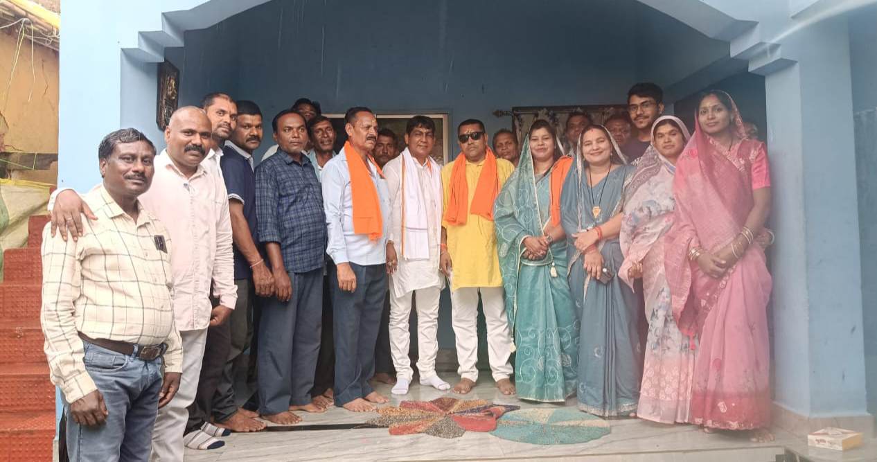महासमुंद विधायक योगेश्वर राजू सिन्हा ने ग्राम लाफिनखुर्द में भाजपा अनुसूचित जनजाति मोर्चा के अध्यक्ष वीरेंद्र ध्रुव के निवास में प्रधानमंत्री नरेंद्र मोदी जी के लोकप्रिय रेडियो कार्यक्रम 'मन की बात' के 136वें एपिसोड को सुना 4 IMG 20260726 205339