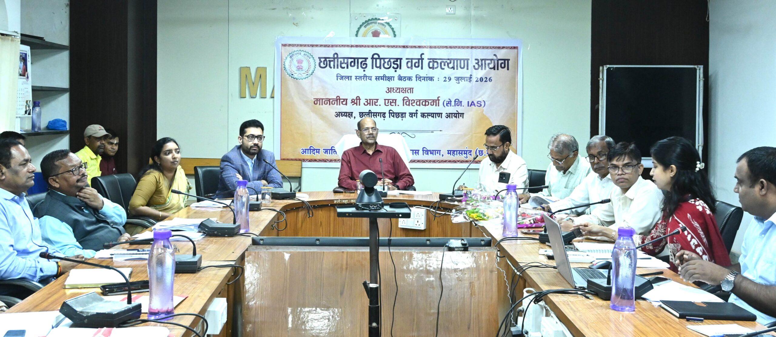 छत्तीसगढ़ पिछड़ा वर्ग कल्याण आयोग के अध्यक्ष आर.एस. विश्वकर्मा ने आज कलेक्ट्रेट सभाकक्ष में विभिन्न विभागों की योजनाओं की समीक्षा ,पिछड़ा वर्ग की भागीदारी बढ़ाने पर जोर 1 IMG 20260729 140313 scaled