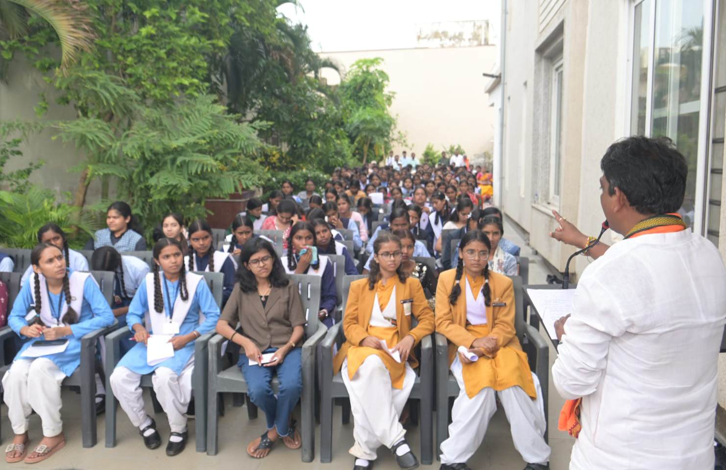 मेधावी छात्र-छात्राओं का सम्मान कर विधायक योगेश्वर राजू सिन्हा ने बढ़ाया उत्साह, कहा— शिक्षा ही विकसित भारत की सबसे सशक्त नींव 1 IMG 20260729 153612