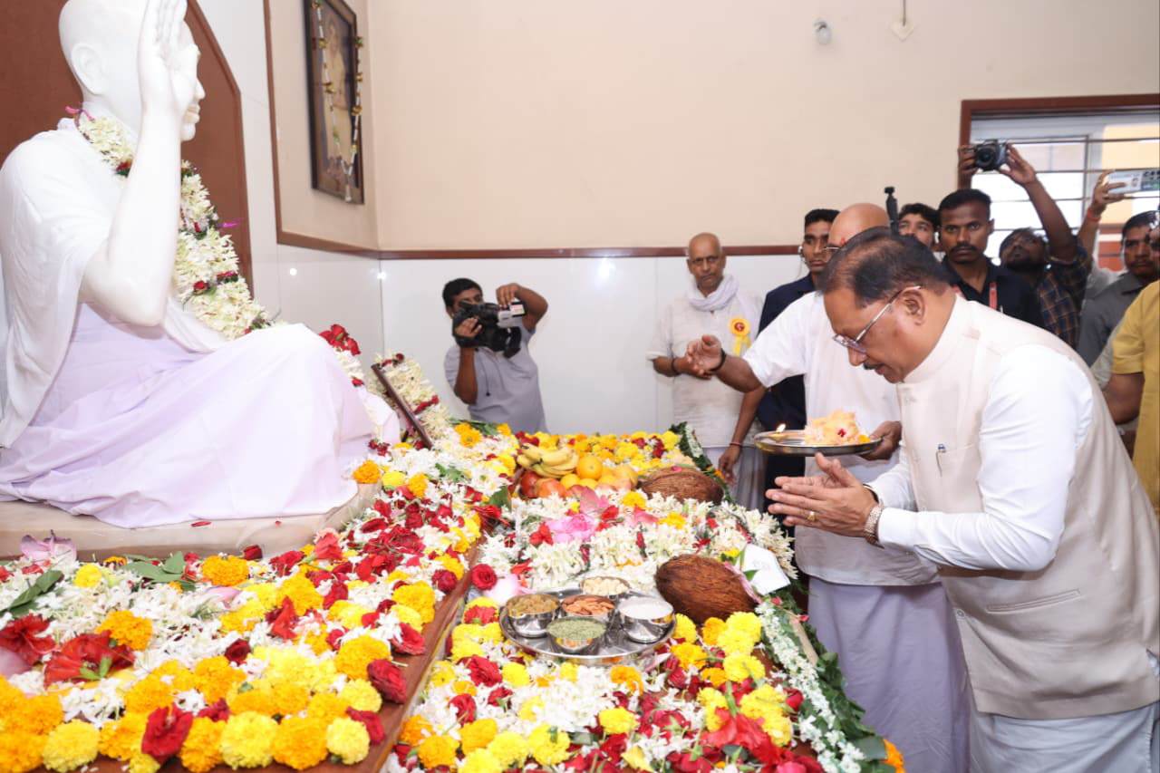 गुरु पूर्णिमा पर मुख्यमंत्री विष्णु देव साय ने अघोर गुरु पीठ बनोरा में किए गुरु दर्शन, प्रदेशवासियों के सुख, समृद्धि और खुशहाली की कामना 4 IMG 20260729 204755