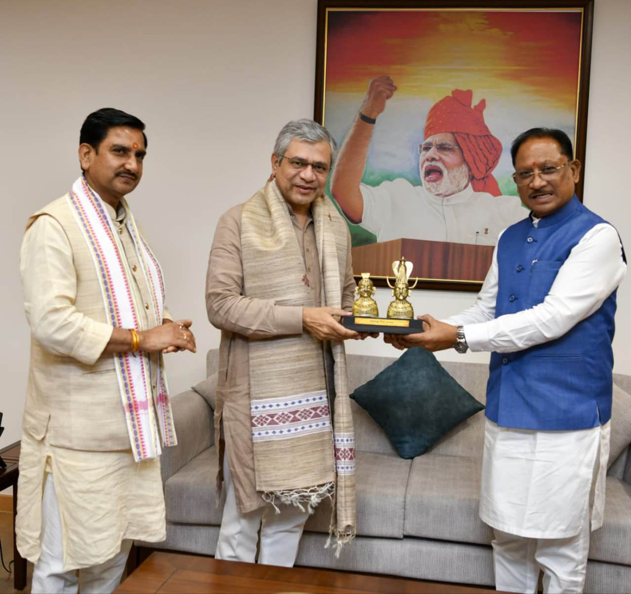 मुख्यमंत्री विष्णुदेव साय ने छत्तीसगढ़ में प्रमुख रेल परियोजनाओं को गति देने रेल मंत्री अश्विनी वैष्णव से की विस्तृत चर्चा, छत्तीसगढ़ में बस्तर से सरगुजा तक रेल संपर्क मजबूत करने की दिशा में बड़ा कदम 2 IMG 20260730 195525