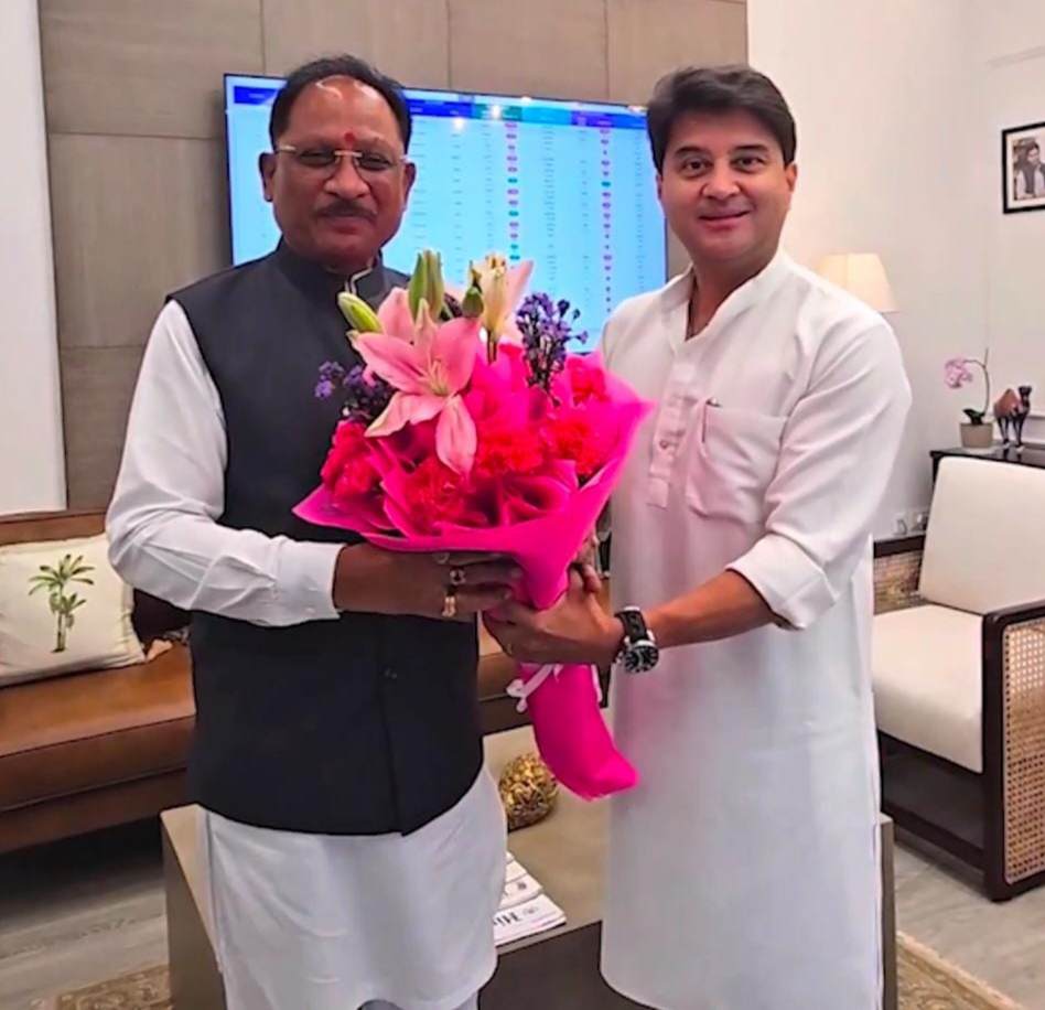 केंद्रीय संचार मंत्री ज्योतिरादित्य सिंधिया से मुख्यमंत्री विष्णु देव साय ने की मुलाकात, प्रदेश में डिजिटल कनेक्टिविटी के विस्तार पर हुई विस्तृत चर्चा,छत्तीसगढ़ के दूरस्थ क्षेत्रों को मिलेगी मजबूत डिजिटल पहचान, 2,305 नए मोबाइल टावरों के लिए मुख्यमंत्री विष्णु देव साय ने केंद्र से मांगी मंजूरी 4 IMG 20260731 164128