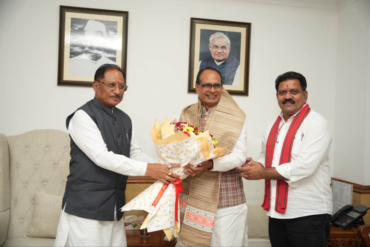 मुख्यमंत्री विष्णुदेव साय ने आज शिवराज सिंह चौहान से मुलाकात कर बस्तर संभाग के दूरस्थ और दुर्गम क्षेत्रों तक सड़क संपर्क मजबूत करने के लिए प्रधानमंत्री सड़क निर्माणयोजना की मुख्यमंत्री साय ने केंद्र से किया आग्रह 6 IMG 20260731 202226