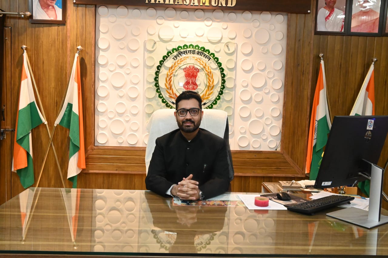 महासमुंद कलेक्टर विनय कुमार लंगेह ने पेश की मिसाल, बायोमेट्रिक ई-अटेंडेंस रिपोर्ट कार्ड में हासिल किए 100% अंक, 23 में से पूरे 23 दिन सुबह 10 बजे से पहले दफ्तर पहुंचकर पेश की समयबद्धता की अनूठी मिसाल 2 IMG 20260818 WA0048