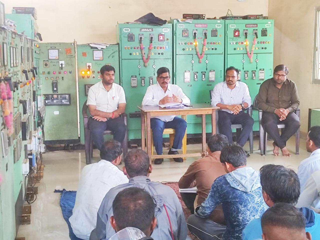 बागबाहरा में विद्युत सुरक्षा जागरूकता कार्यशाला आयोजित, अतिरिक्त मुख्य अभियंता ने विद्युत सुरक्षा नियमों व दुर्घटनाओं से बचाव के उपायों की दी जानकारी 2 IMG 20260818 WA0049