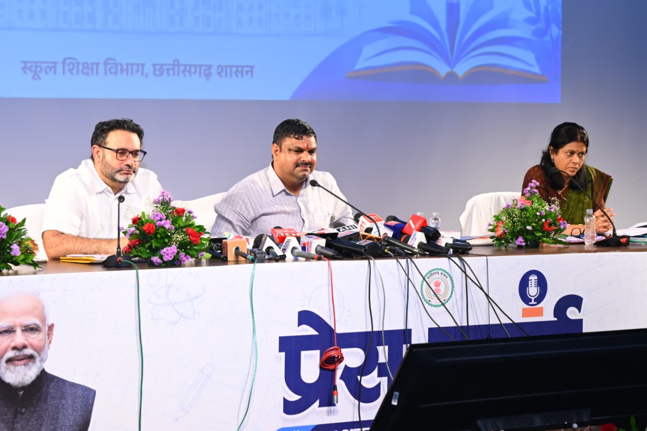स्कूल शिक्षा विभाग की उपलब्धियों पर मंत्री गजेंद्र यादव ने की प्रेस कॉन्फ्रेंस, दो वर्षों के कार्यों का रखा लेखा-जोखा 1 IMG 20260821 WA0017