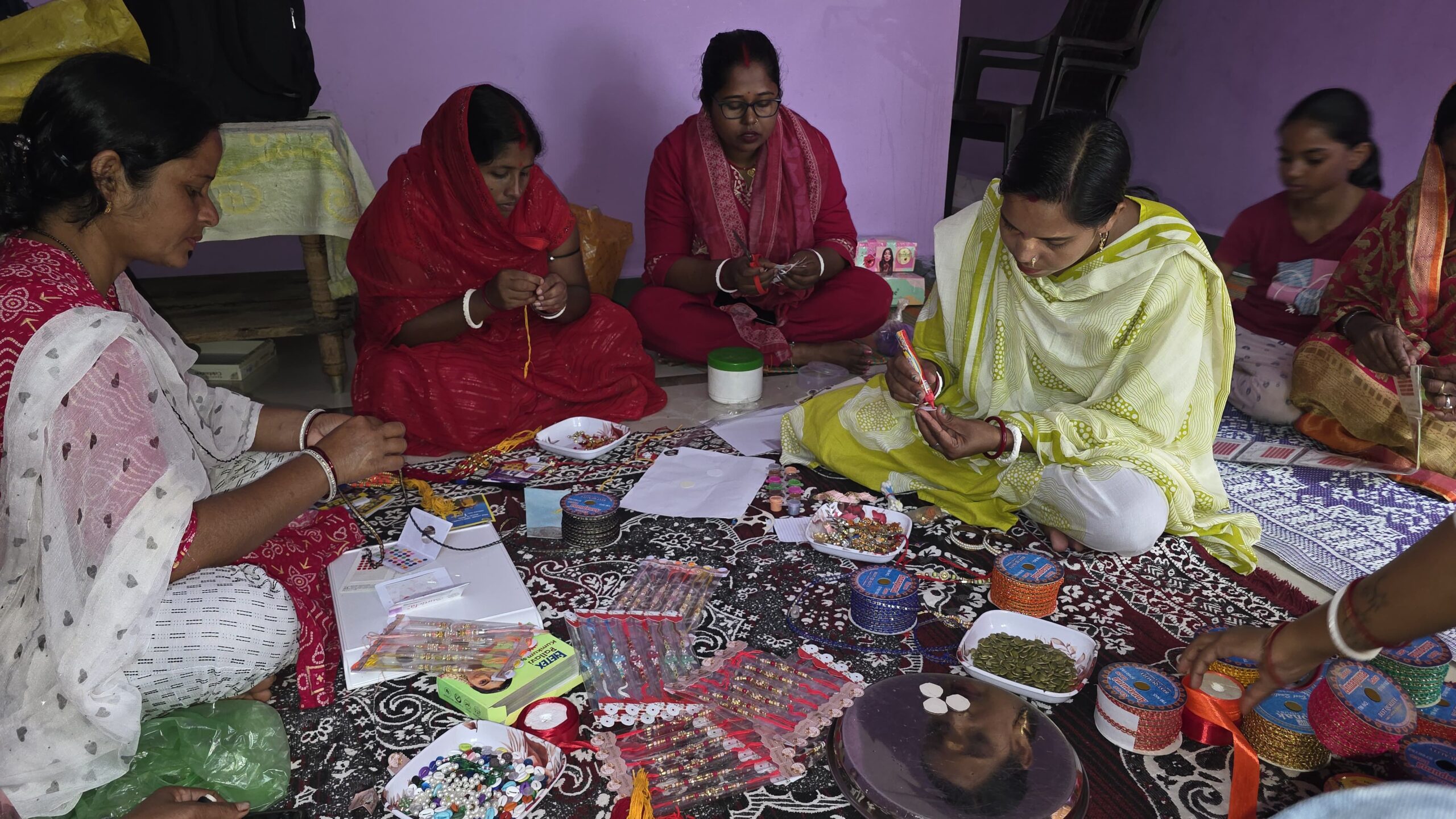 कम लागत में राखियां बनाकर आत्मनिर्भरता की राह पर बढ़ रहीं बिहान की महिलाएं 4 IMG 20260823 WA0026 scaled