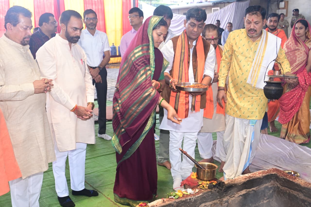 कैबिनेट मंत्री लक्ष्मी राजवाड़े महासमुंद विधायक राजू सिन्हा द्वारा आयोजित रुद्राभिषेक में हुई शामिल, हवन पूजन कर प्रदेशवासियों के सुख समृद्धि की मंत्री ने की कामना 1 IMG 20260823 WA0027