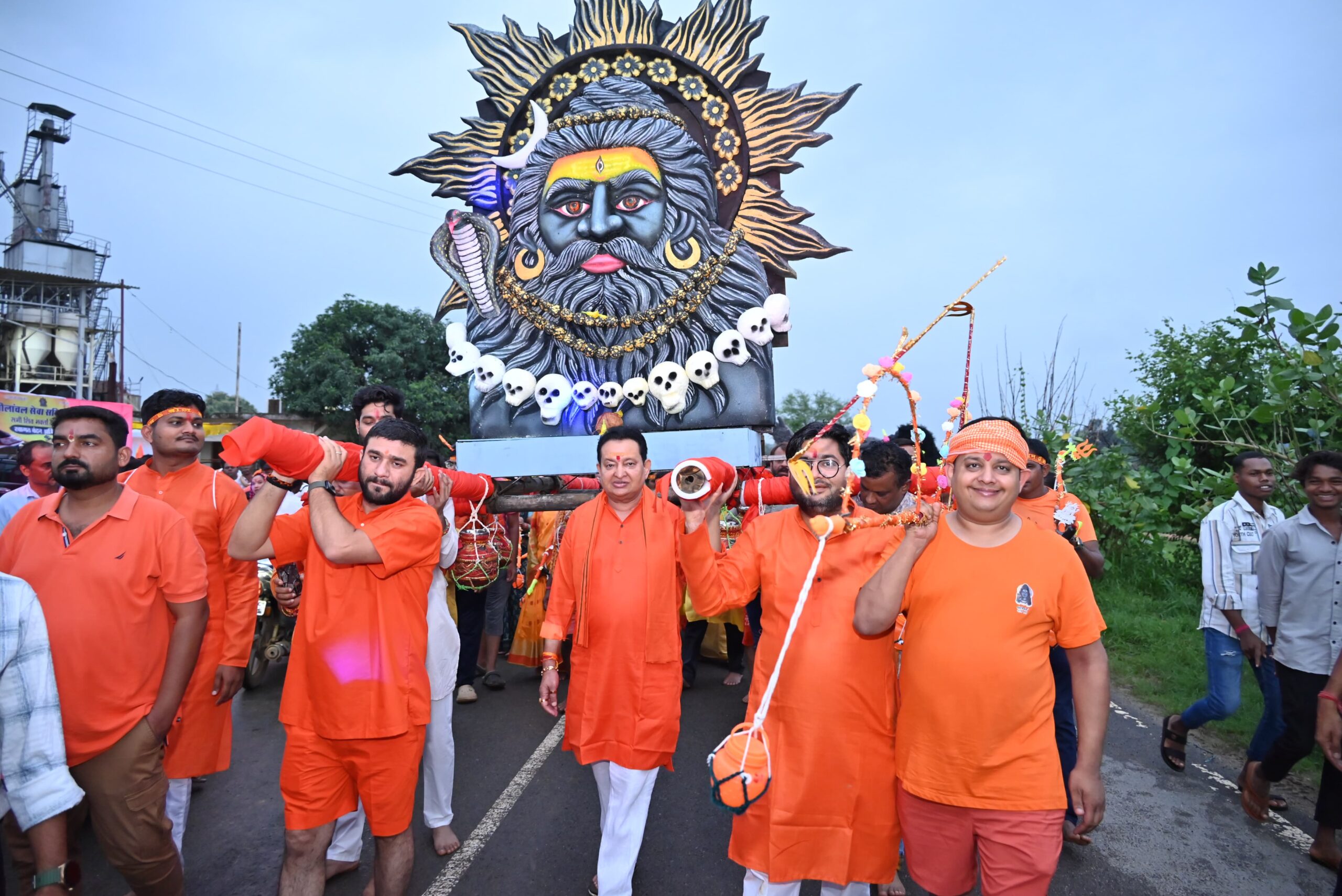 नीलांचल सेवा समिति की ऐतिहासिक कांवड़ यात्रा: नरसिंहनाथ से बसना तक उमड़ा आस्था का जनसैलाब, विधायक डॉ. संपत अग्रवाल ने संभाली अगुवाई 7 IMG 20260825 WA0018 scaled