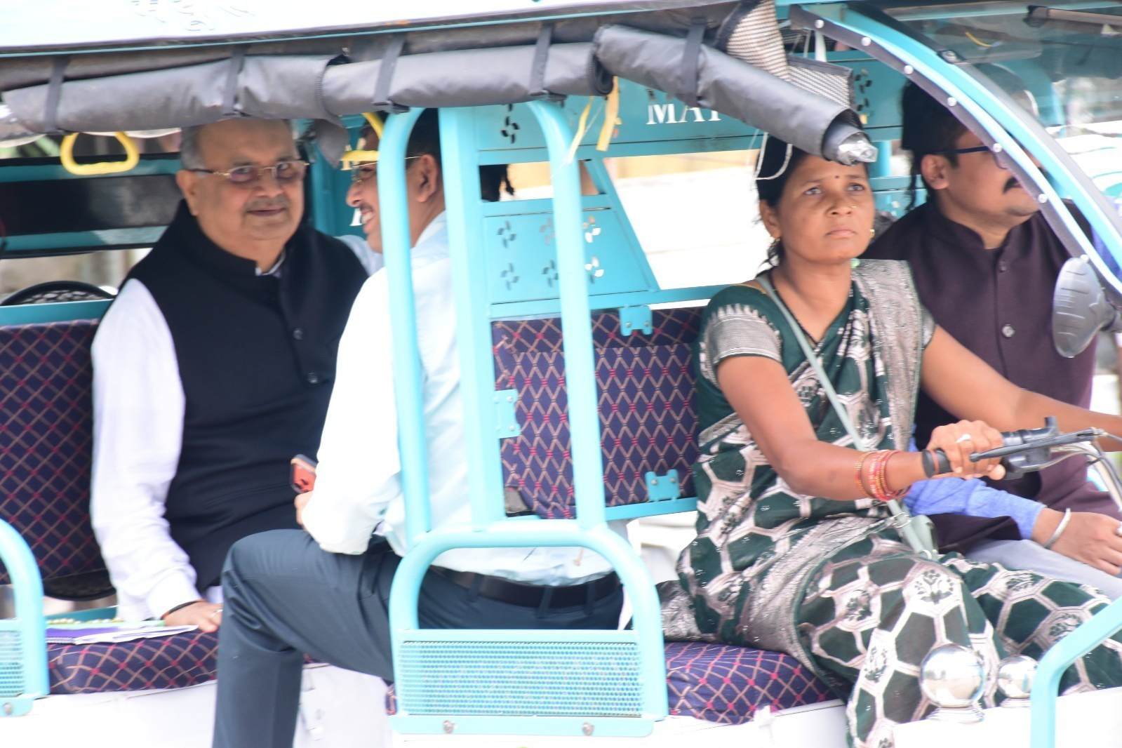 महिलाएं हो रही हैं सशक्त एवं सक्षम ई-रिक्शा में बैठकर स्पीकर हाउस के लिए रवाना हुए विधानसभा अध्यक्ष डॉ. रमन सिंह 4 IMG 20260801 132715