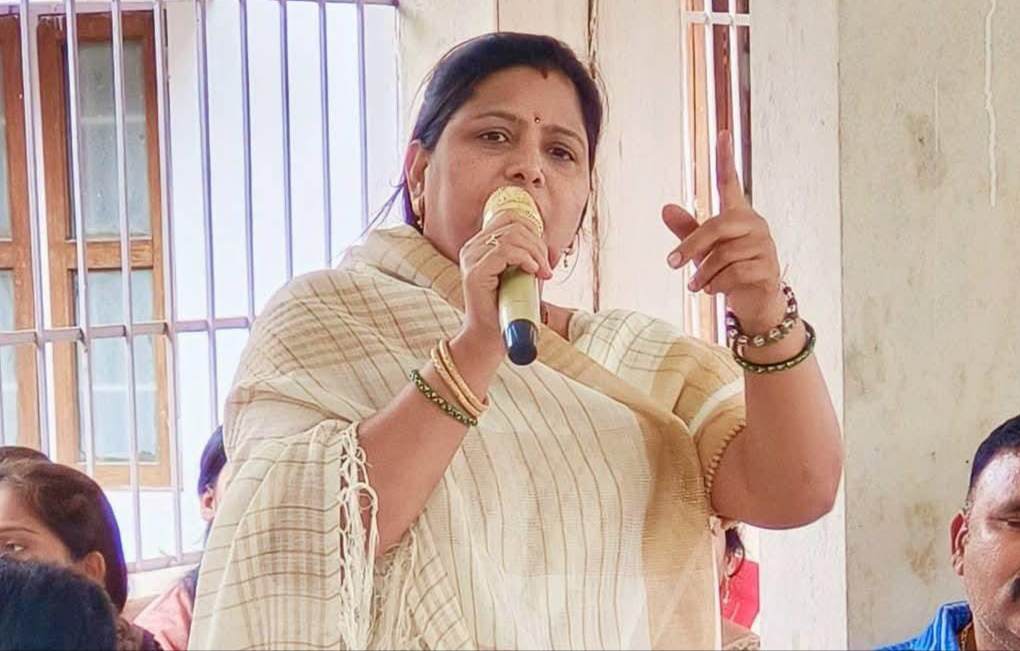 पूर्व जिलाध्यक्ष डॉ. रश्मि चंद्राकर ने भाजपा सरकार पर ग्रामीण जनता के आर्थिक शोषण का गंभीर आरोप, भाजपा सरकार गांव-गांव में गरीबों की जेब पर डाका डालना बंद करे 1 IMG 20260801 162024