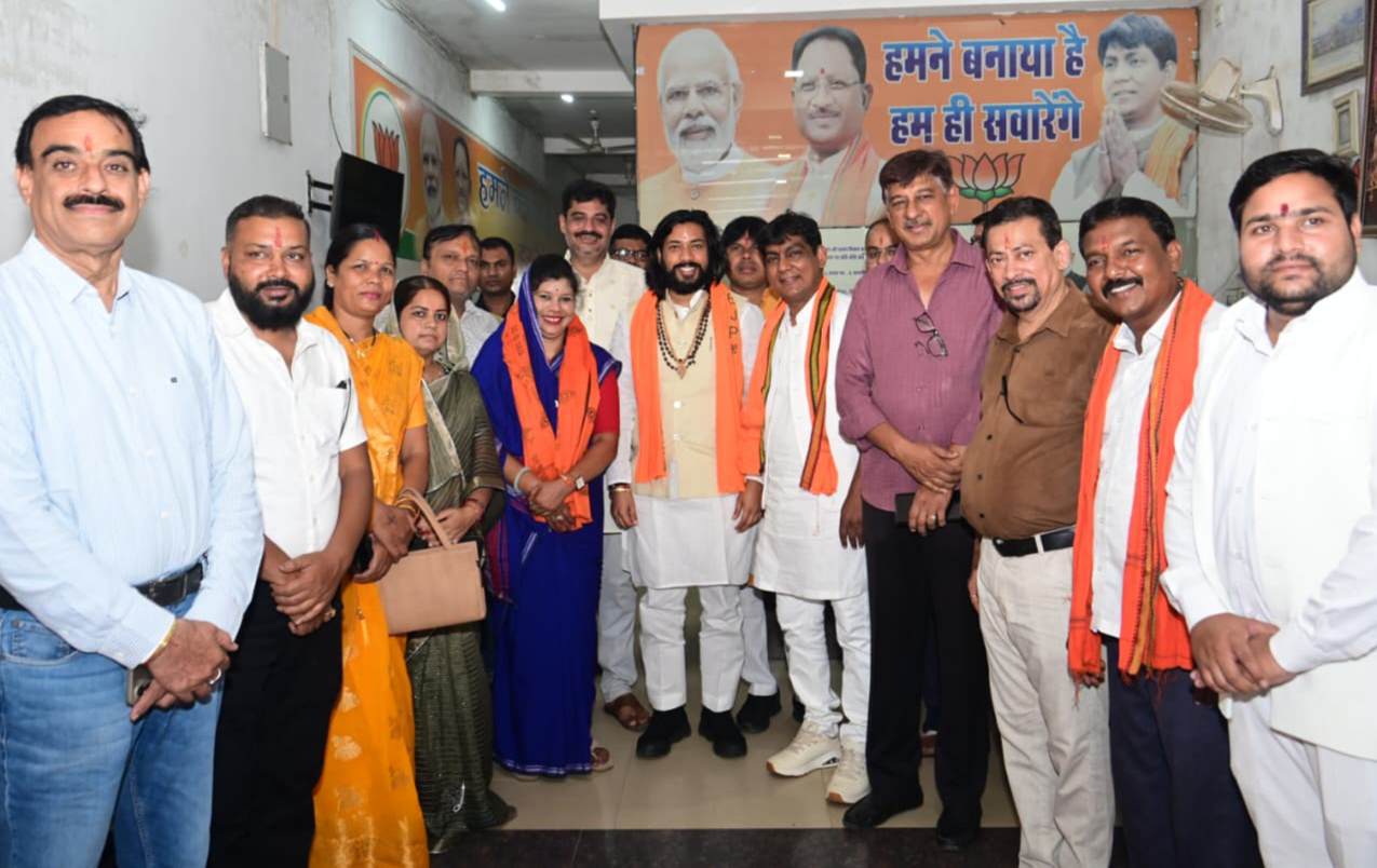 विधायक योगेश्वर राजू सिन्हा परिवार द्वारा आयोजित रुद्राभिषेक एवं हवन-पूजन में शामिल हुए कैबिनेट मंत्री गुरु खुशवंत साहेब 1 IMG 20260802 190001