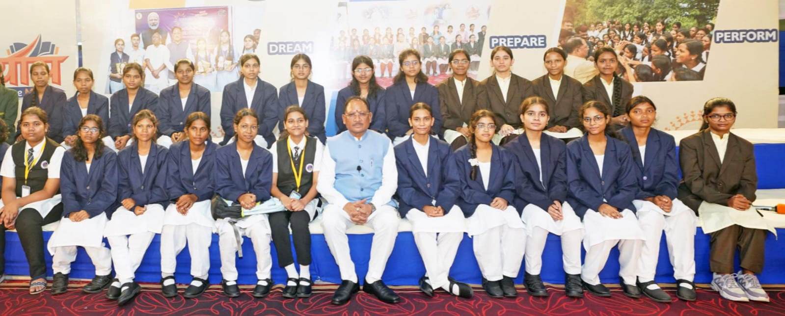 मुख्यमंत्री विष्णु देव साय ने विद्यार्थियों के सवालों का विस्तार से दिया जवाब: शिक्षा, स्वास्थ्य, खेल, पर्यटन, रोजगार, सुशासन, नशामुक्ति और विकसित छत्तीसगढ़ के विजन पर रखे विचार,शिक्षा से विकसित छत्तीसगढ़ तक: मुख्यमंत्री श्री साय ने नीट क्वालीफाई विद्यार्थियों के साथ साझा किया भविष्य का रोडमैप 5 IMG 20260802 211647