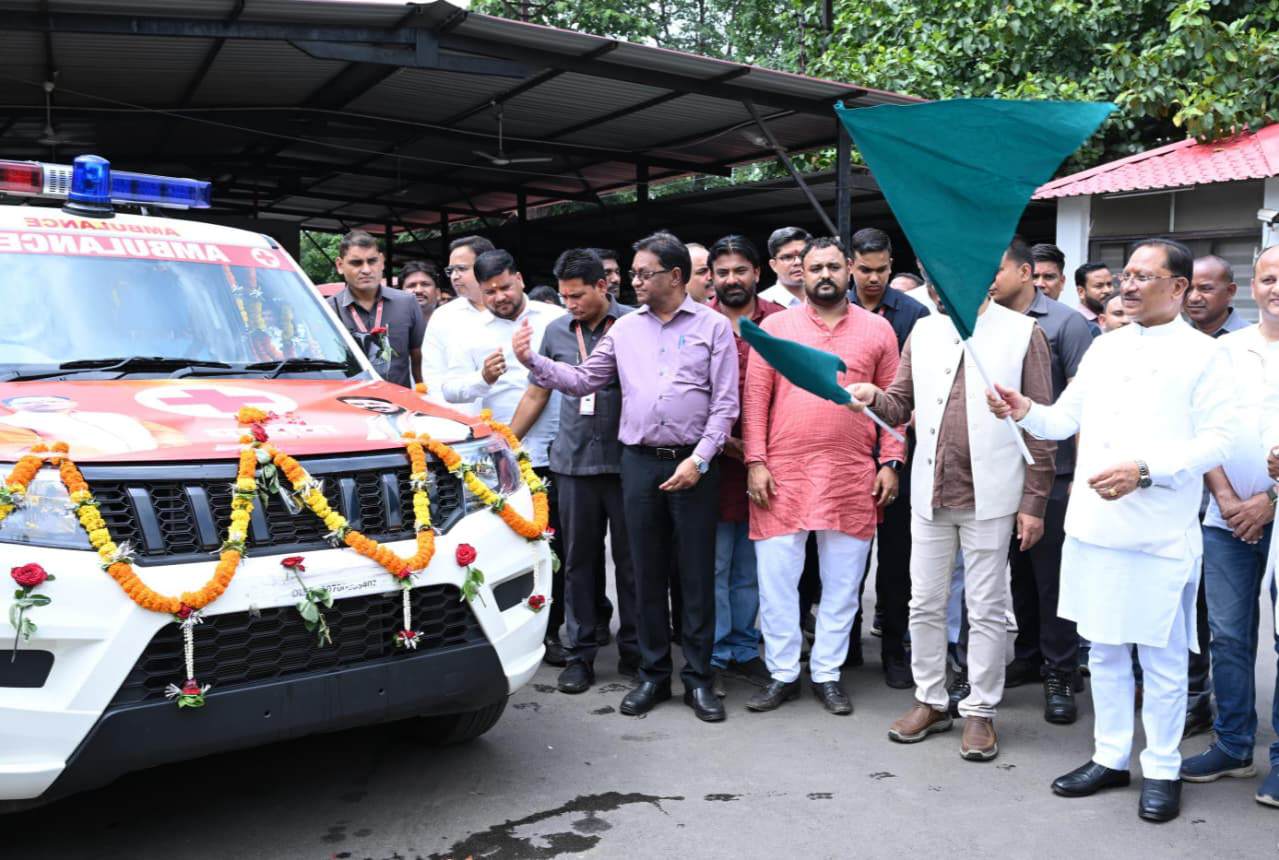 मुख्यमंत्री विष्णु देव साय ने धरसींवा विधानसभा को दी निःशुल्क एम्बुलेंस की सौगात,डीएमएफ से 19.65 लाख रुपये की लागत से उपलब्ध कराई गई आधुनिक एम्बुलेंस, आपातकालीन स्वास्थ्य सेवाओं को मिलेगी नई मजबूती 5 IMG 20260803 205750