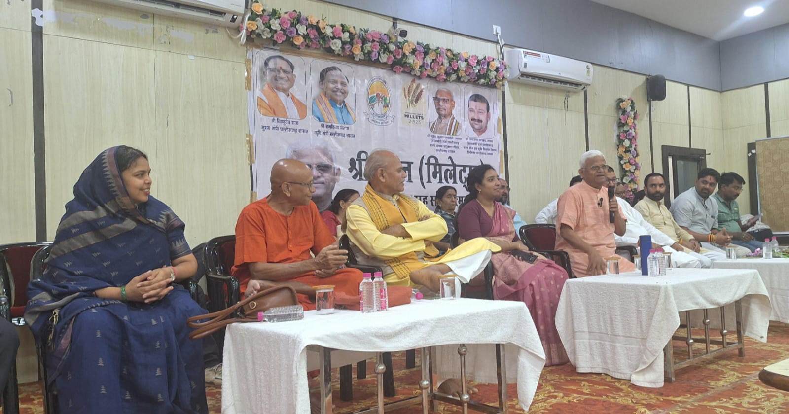 महासमुंद में श्री अन्न के महत्व पर कार्यशाला आयोजित, मिलेट्स मैन ऑफ इंडिया ने किसानों से किया संवाद, स्वस्थ जीवन, पोषण सुरक्षा और किसानों की समृद्धि का आधार हैं श्री अन्न (मिलेट्स) – पद्म श्री डॉ. खादर वली 3 IMG 20260803 212857