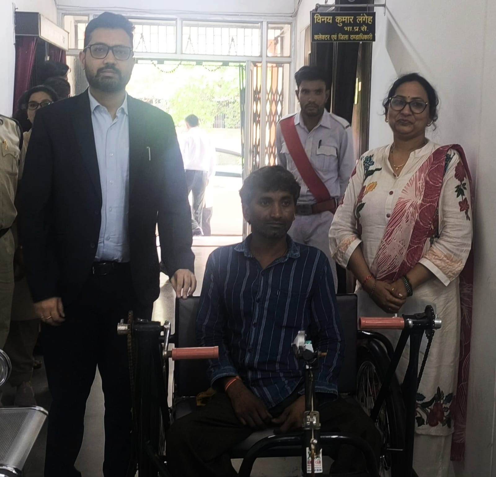 जनदर्शन में 66 आवेदन प्राप्त, कलेक्टर ने सुनी आमजनों की समस्याएं, संबंधित विभागों को त्वरित निराकरण के दिए निर्देश, जनदर्शन में दिव्यांग अशोक साहू को मिला ट्राइसिकल 4 IMG 20260804 211132