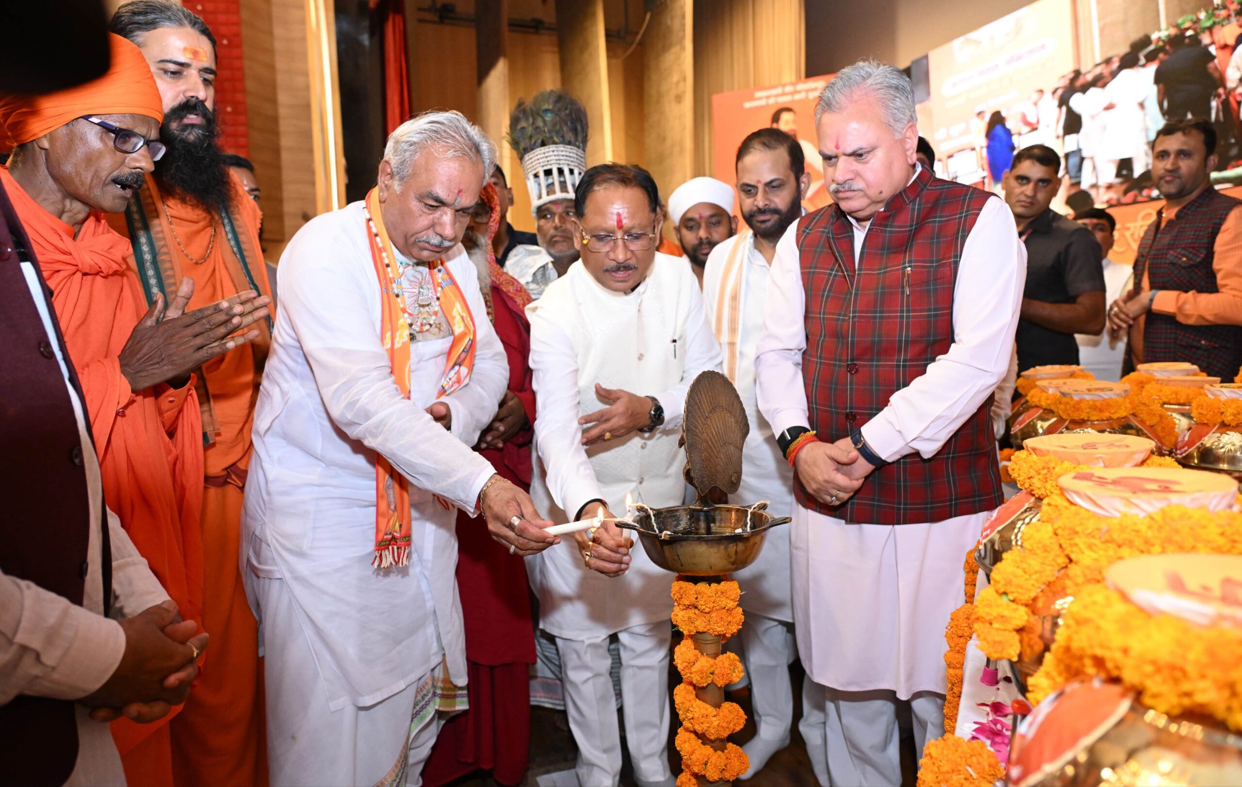 संत रविदास की 650वीं जयंती वर्ष पर आयोजित कलश वंदन महाअभियान में शामिल हुए मुख्यमंत्री विष्णु देव साय, जन्मस्थली सीर गोवर्धनपुर से आए पवित्र कलश का किया वंदन, जिलों के प्रतिनिधियों को सौंपे कलश, गांव-गांव तक अभियान के लिए वाहनों को दिखाई हरी झंडी 3 IMG 20260804 215002 scaled