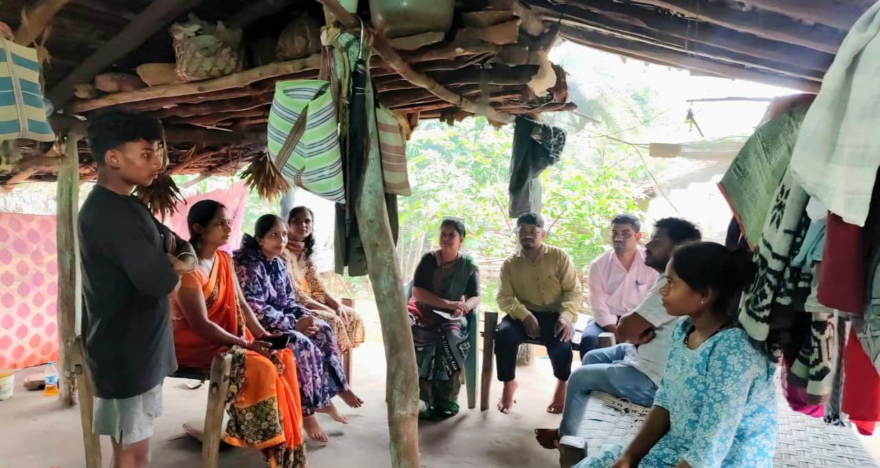 चाइल्ड हेल्पलाइन 1098 से बाल विवाह की सूचना मिलते ही भारी बारिश के बीच गाँव में पहुँचकर जिला प्रशासन ने दो बाल विवाह रोके और बच्चों का सुरक्षित भविष्य सुनिश्चित किया 8 IMG 20260805 131254
