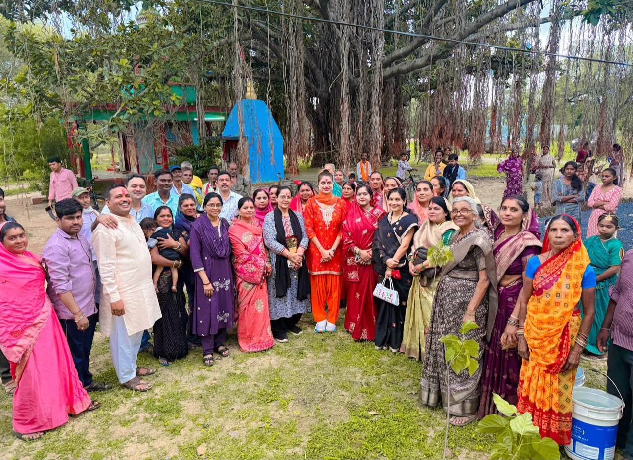 खट्टीडीह कांपा में महिला सशक्तिकरण से स्वावलंबन कार्यक्रम का भव्य आयोजन,सैकड़ों महिलाओं ने नशामुक्ति की शपथ ली, पौधरोपण भी किया 1 IMG 20260805 141910