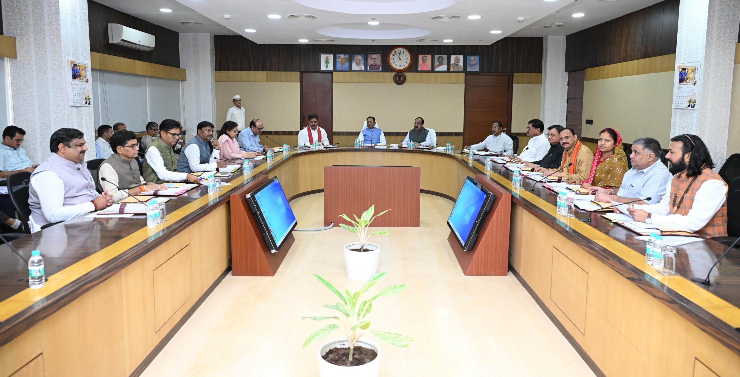 सीएम विष्णु देव साय ने ली कैबिनेट की बैठक, लिए गए बड़े फैसले, छत्तीसगढ़ में AI मिशन को हरी झंडी, BEML को जमीन और ADB से मिलेगा ₹15 करोड़ का अनुदान 3 IMG 20260805 182423 scaled