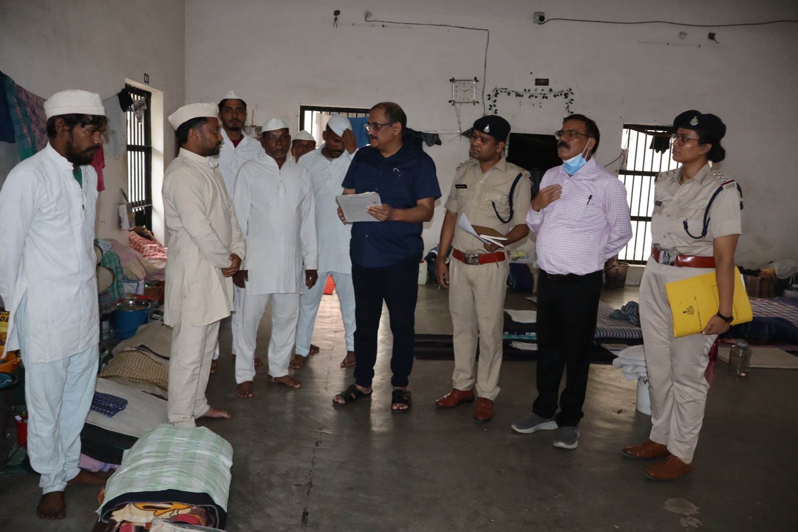 डीजी जेल हिमांशु गुप्ता ने बिलासपुर केंद्रीय जेल का किया आकस्मिक निरीक्षण,जेल की व्यवस्थाओं का जायजा लिया, कैदियों की समस्याएं सुनीं ,कैदियों के लिए कई नई सुविधाओं की दी स्वीकृति 4 IMG 20260806 082006