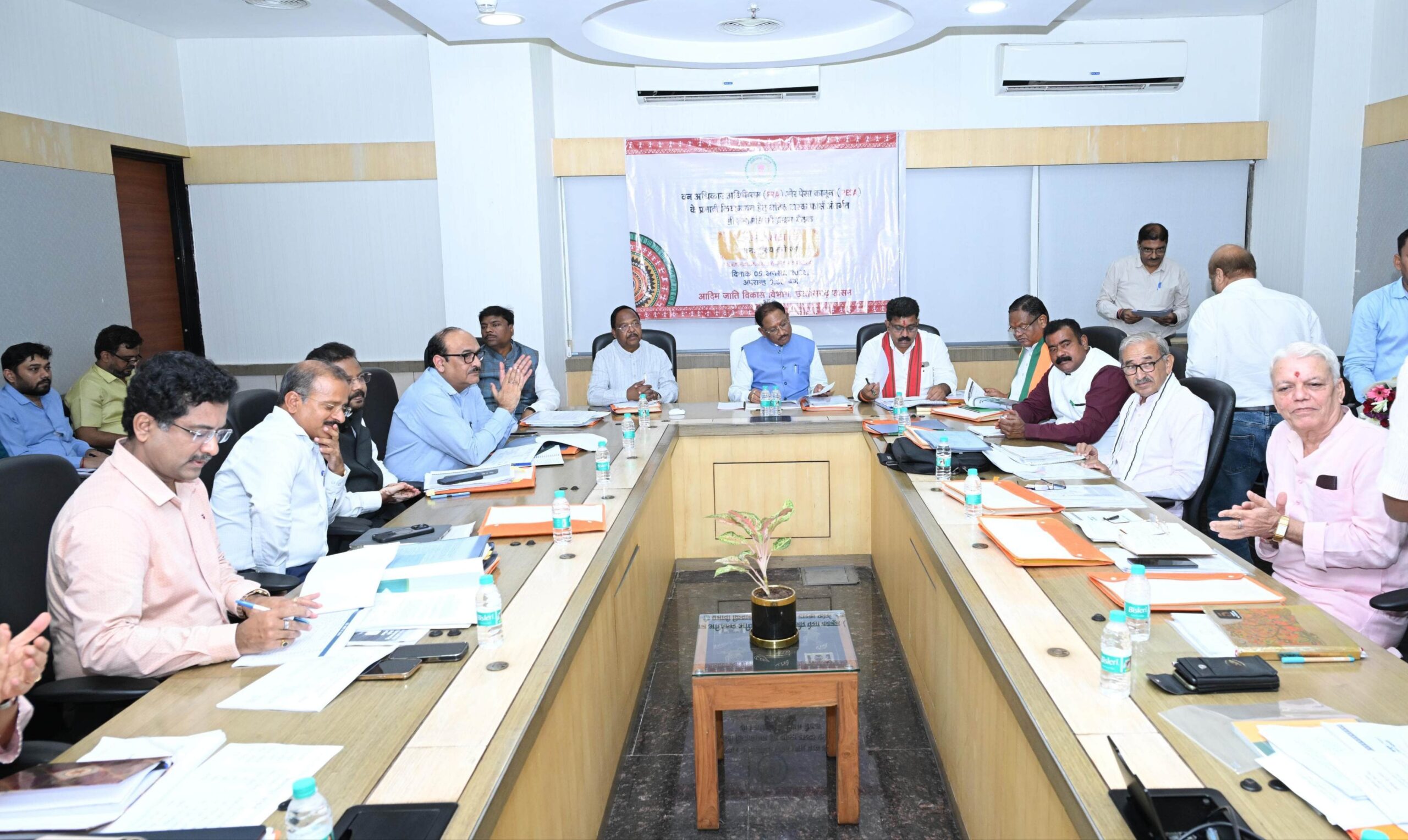 मुख्यमंत्री विष्णु देव साय की अध्यक्षता में वन अधिकार अधिनियम (FRA) एवं पेसा कानून (PESA) के प्रभावी क्रियान्वयन हेतु गठित टास्क फोर्स की पहली बैठक संपन्न, राज्य स्तरीय कार्ययोजना समिति करेगी विभिन्न विभागों के नियमों का समन्वय, जिला स्तरीय पेसा निगरानी समितियों को किया जाएगा सक्रिय 1 IMG 20260806 133440 scaled
